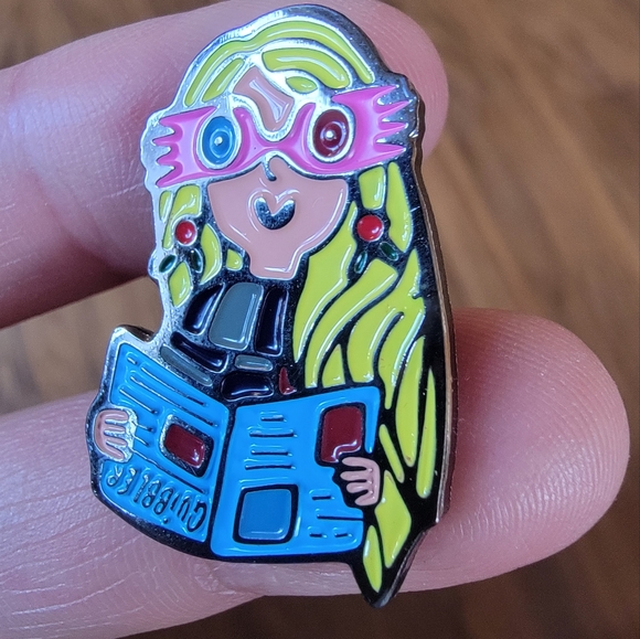 Harry Potter Luna Lovegood Quibbler Magazine Enamel Pin - Picture 3 of 3